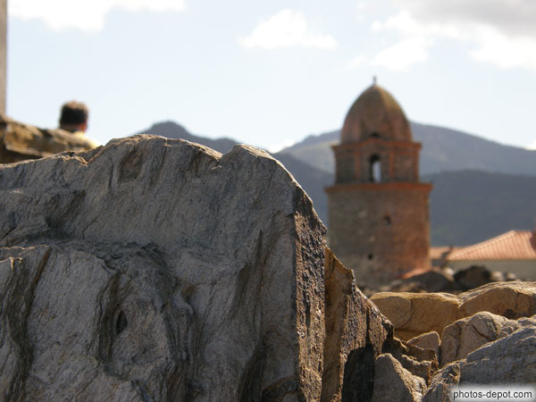 photo de rochers devant phare médiéval