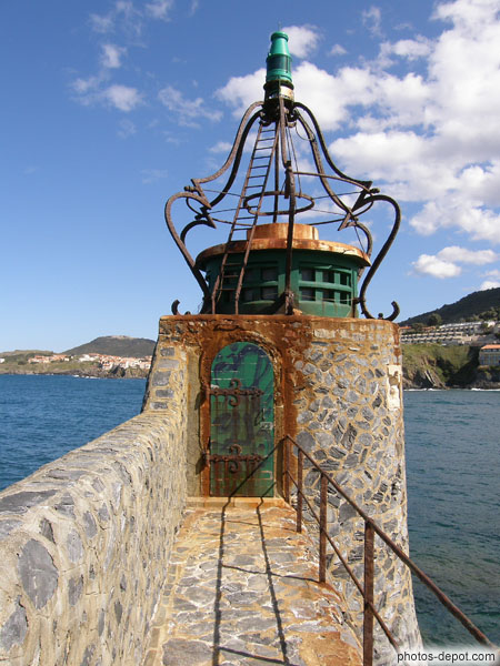 photo de phare d'entrée du port