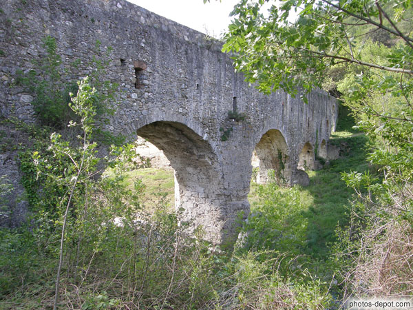 photo de l'Aqueduc romain franchi l'Agly et forme un pont couvert