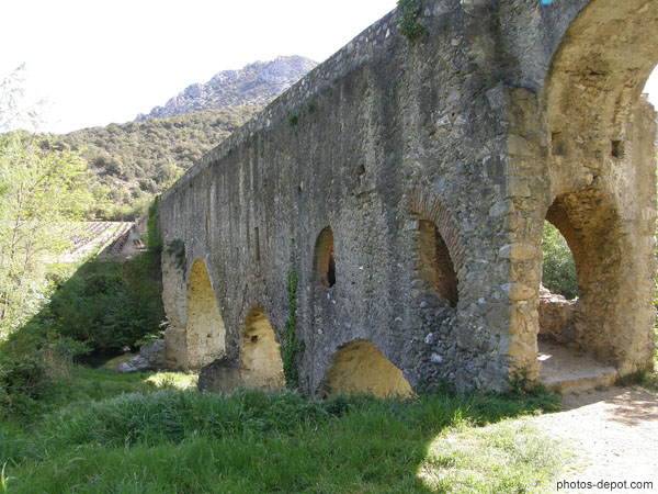 photo d'Aqueduc romain de 170m de long formant un pont au dessus de l'Agly.  Au plus haut, il est à 15m au dessus du niveau de l'eau. Il fut construit au IIIe siècle