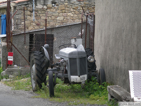 photo de Vieux tracteur gris