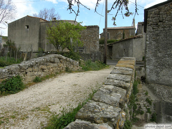 photo de petit pont de pierre dans le vieux village face à l'église