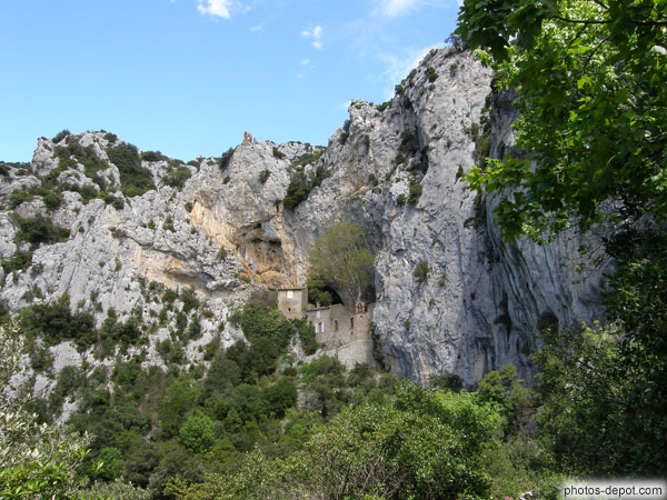 photo de vertigineuse falaise abritant l'Ermitage St Antoine