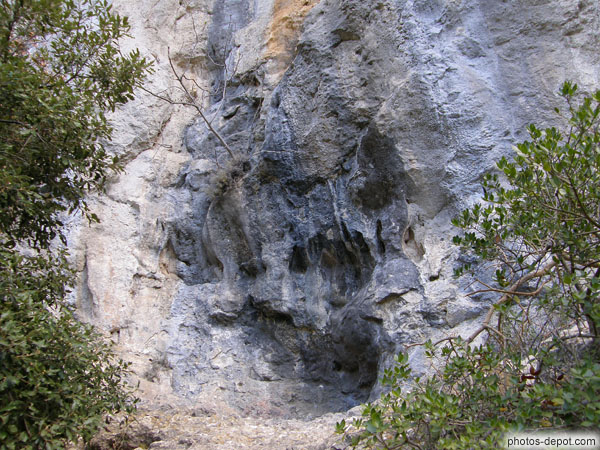 photo de rochers érodé par les eaux gorgées de gaz carbonique