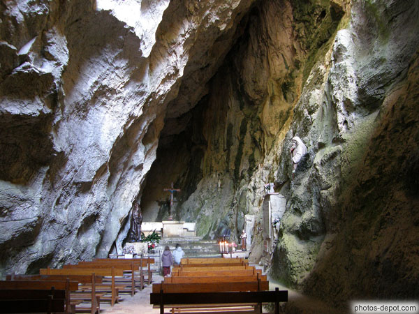 Grotte-chapelle de l'Ermitage Saint Antoine o� de nombreux ermites se sont succ�d�s depuis le 7�me si�cle