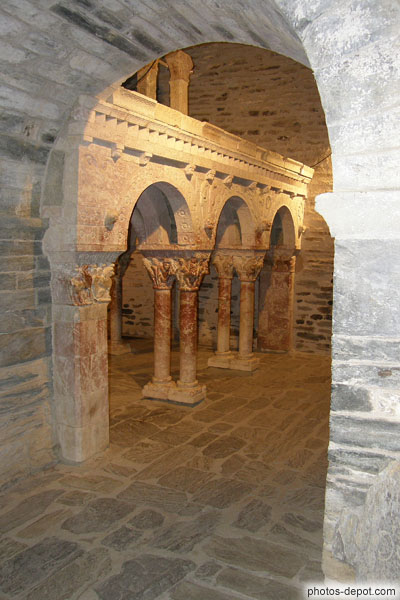 photo de remarquable tribune de marbre rose � 3 arcades, remarqu�e par M�rim�e en 1834, faisant du prieur� l'un des premiers monuments historiques de France.