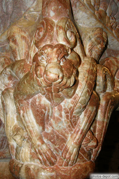 photo de lyons et serpents ornent le chapiteau ronde bosse de marbre rose, Animaux mythiques médiévaux