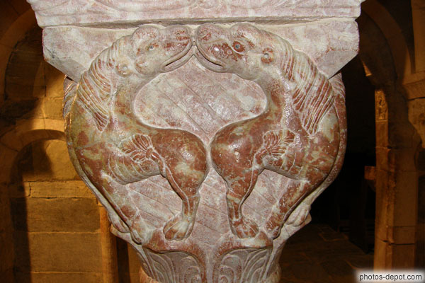 photo de bestiaire ornant chapiteaux de marbre rose de la tribune