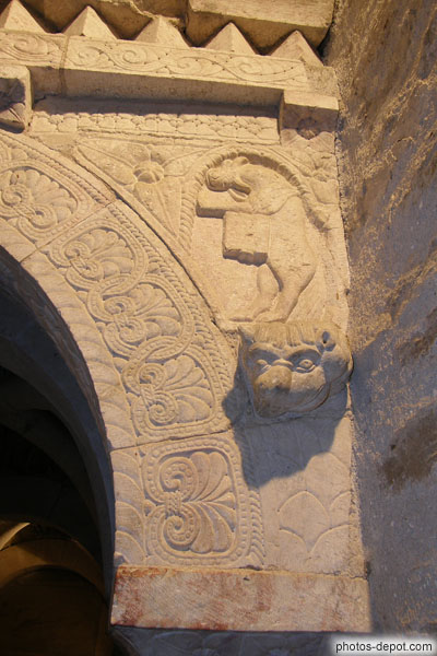 photo de à droite de la facade de la tribune : le Taureau, symbole de l'apôtre et évangéliste St Luc