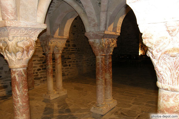 photo de superbes chapiteaux sculptés