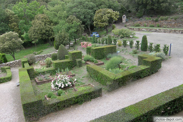 photo de jardins délimités par des buissons positionnés sur les fondations des anciens batiments