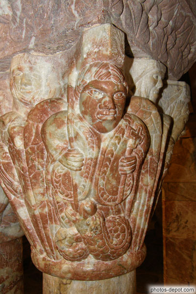 photo de Seul chapiteau ne représentant pas le bestiaire médiéval : St Michel terrasant le dragon, tribune de marbre rose