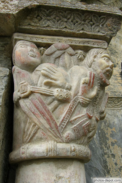 photo de copie en résine d'un des 2 chapiteaux de marbre rose du portail, qui ont été volés