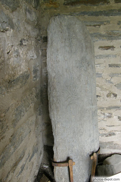 photo de Stele du mas Nou, néolithique final, probablement gravé de symboles sexuels