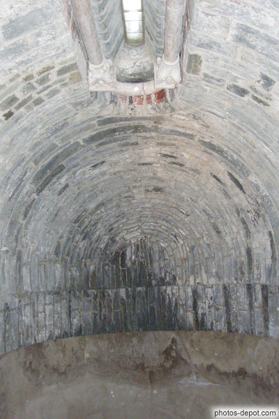 photo de voute en cul-de-four de l'abside en dalles de schiste