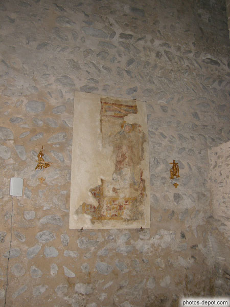 photo de éléments de fresques, représentant la crucifixion, dans l'église