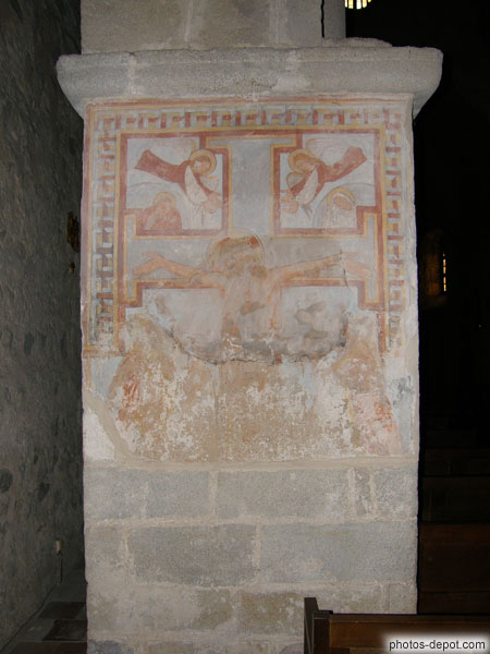 photo de fresque la crucifixion sur pilier, église