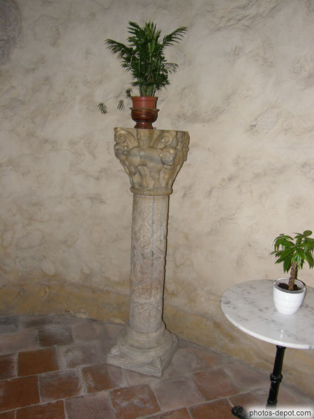 photo de Quelques colonnes et chapiteaux du cloître subsistent dans l'église
