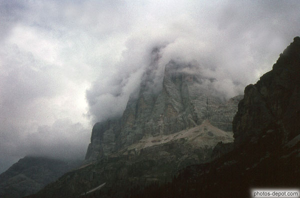 photo de brume envahissant la montagne