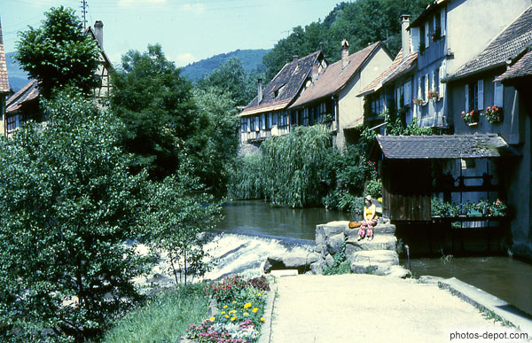 photo de maisons au bord du canal