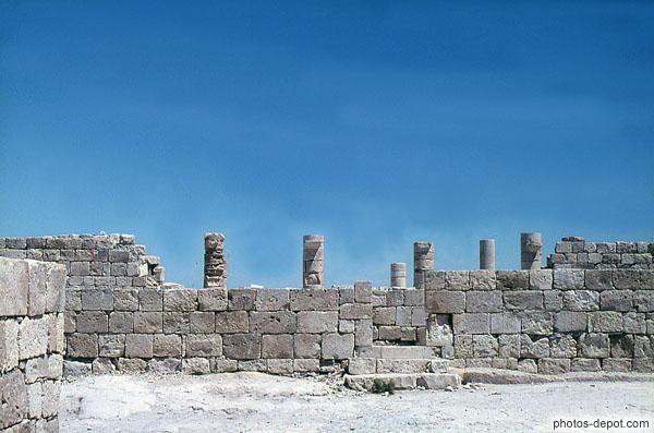 photo de mur de pierres angulaires et colonnes