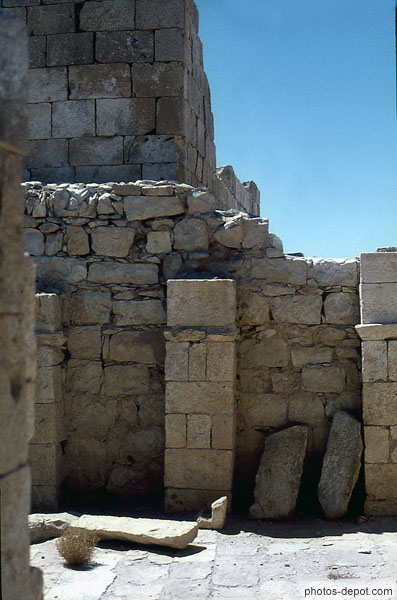photo de mur et piliers carrés
