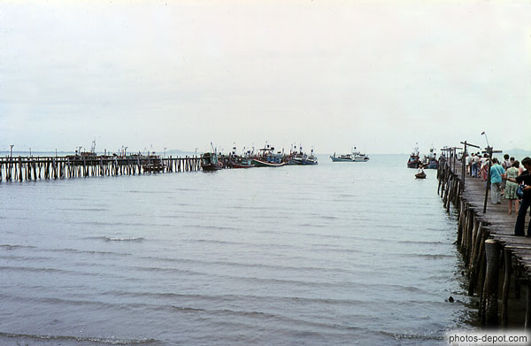 photo de quais de bois et bateaux