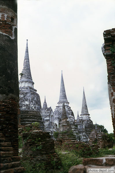 photo de temples aux nombreux toits pointus