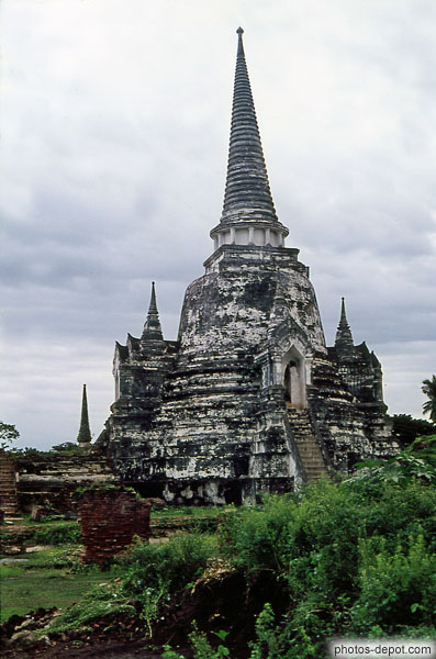 photo de ruine de temple au toit pointu