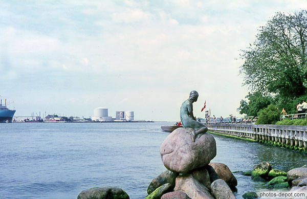 photo de la pettie sirène de Copenhague de dos