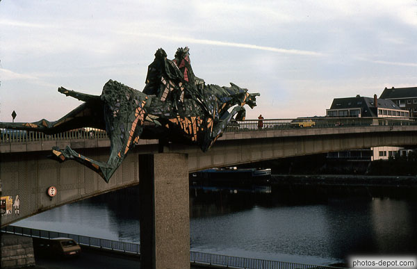 photo d'à cheval sur dragon devant le pont