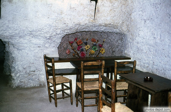 photo de table et chaises dans la grotte