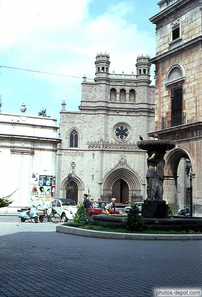 photo de fontaine devant église