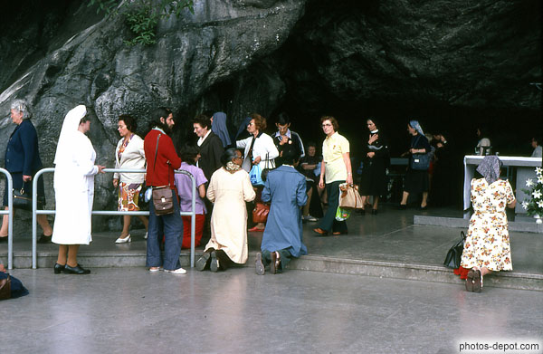 photo de pèlerins devant la grotte miraculeuse
