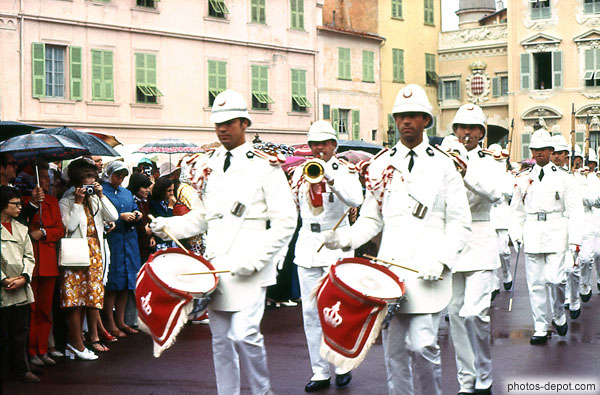 photo de parade de la garde en uniformes blancs