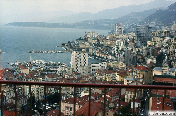 photo de Vue aérienne de la ville et du port de la principauté