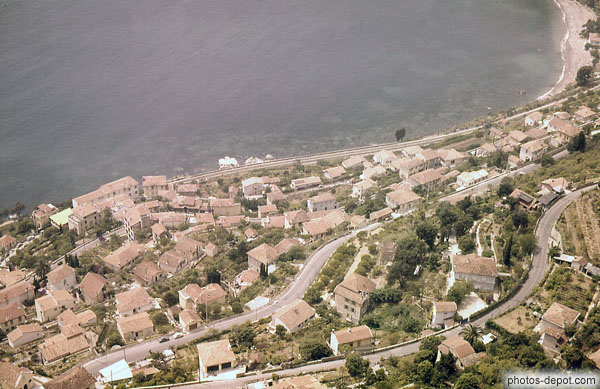 photo de routes et maisons sur la baie, vue aérienne