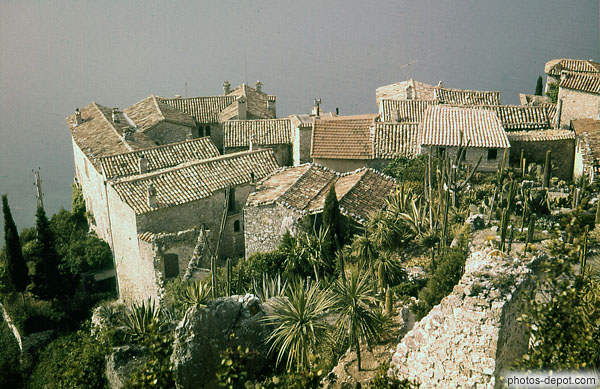 photo de toits de tuiles romanes, maisons bord de mer