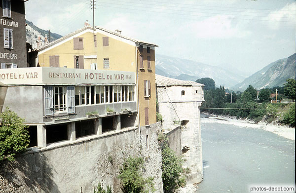 photo d'Hôtel du var surplombant la rivière
