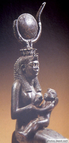 photo d'Isis, la mère universelle, sauve son fils Horus d'une morsure de serpent grâce à son lait