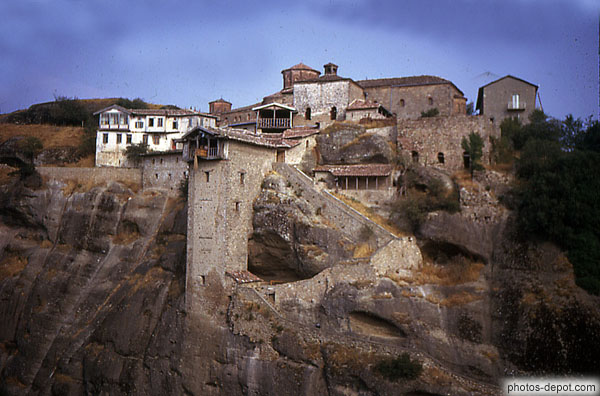 Surprenantes constructions sur rochers dans les M�t�ores
