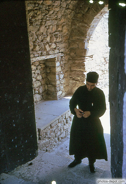 photo de moine orthodoxe à la porte
