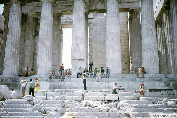 photo de temple aux larges colonnes