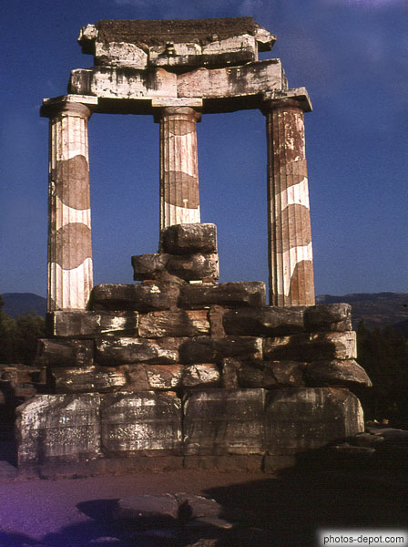 photo de Le Tholos (ou temple d'Athéna Pronoia)