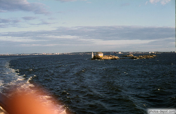 photo de maison et phare sur rocher dans la mer