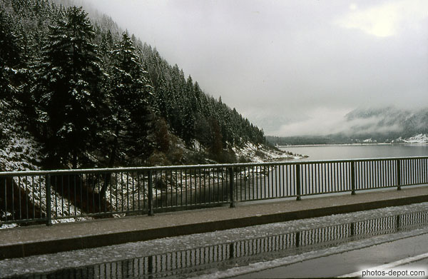 photo de pont gelé au dessus du lac