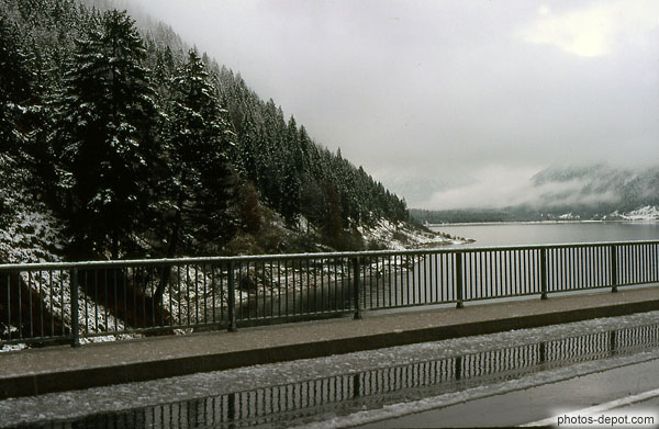 pont gel� au dessus du lac