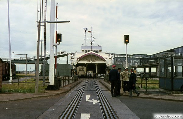 photo de rails de chargement du ferry