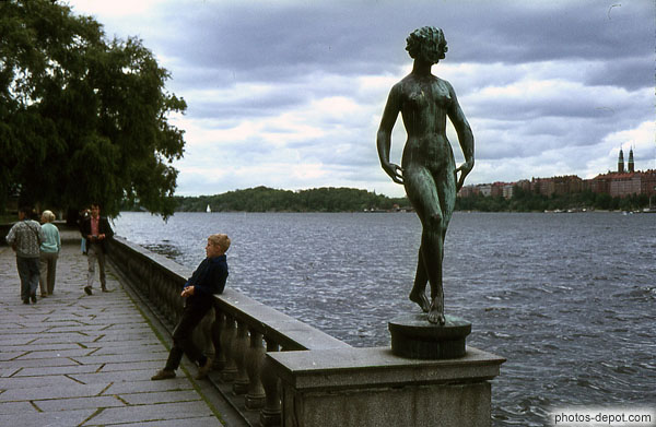 photo de statues femme gracieuse devant le fleuve