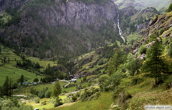 photo de ruisseau dans la vallée